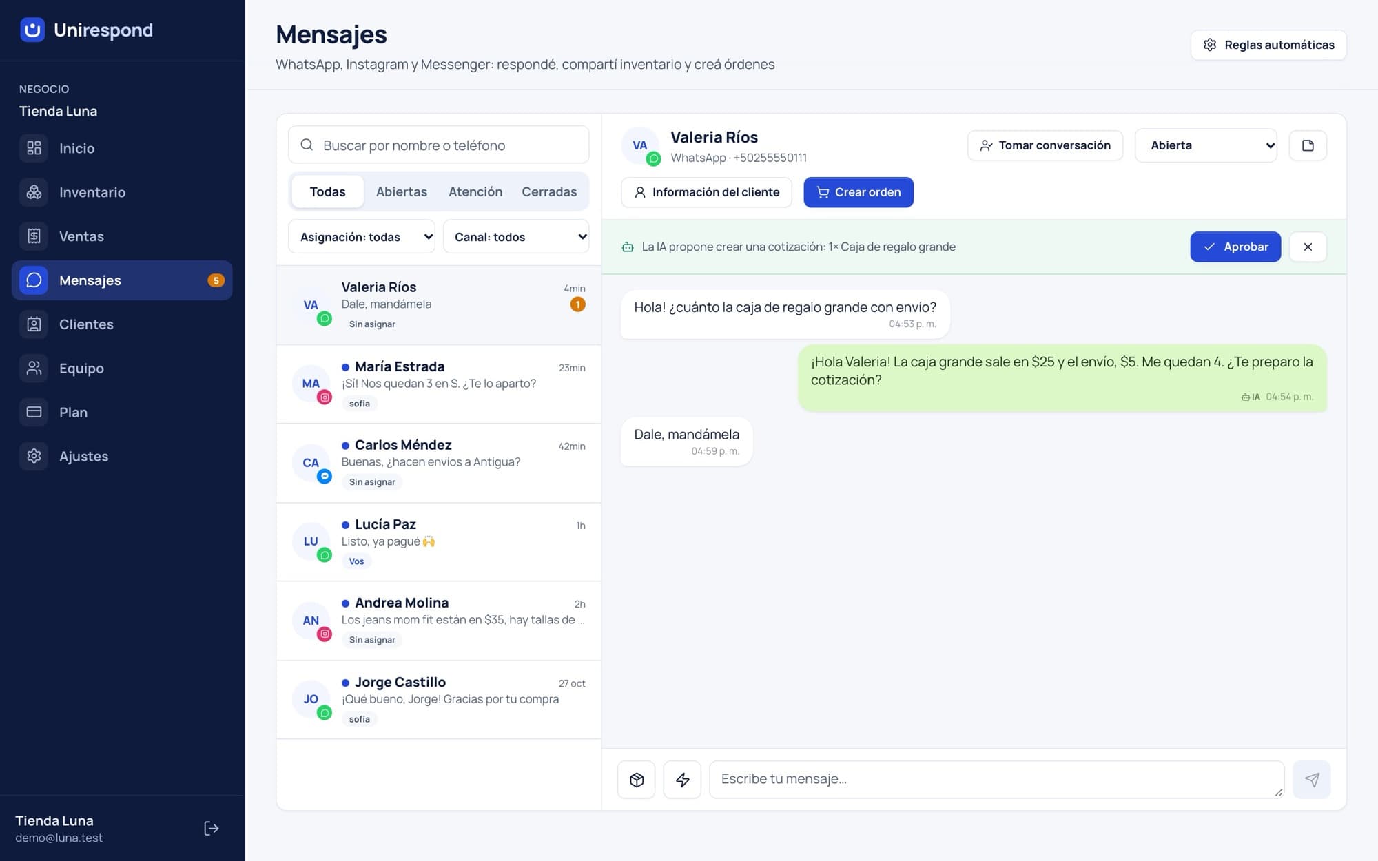 Bandeja con chats de WhatsApp, Instagram y Messenger, y una cotización propuesta por la IA esperando aprobación